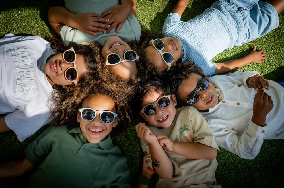 Kinderen met verschillende Maesy-zonnebrillen