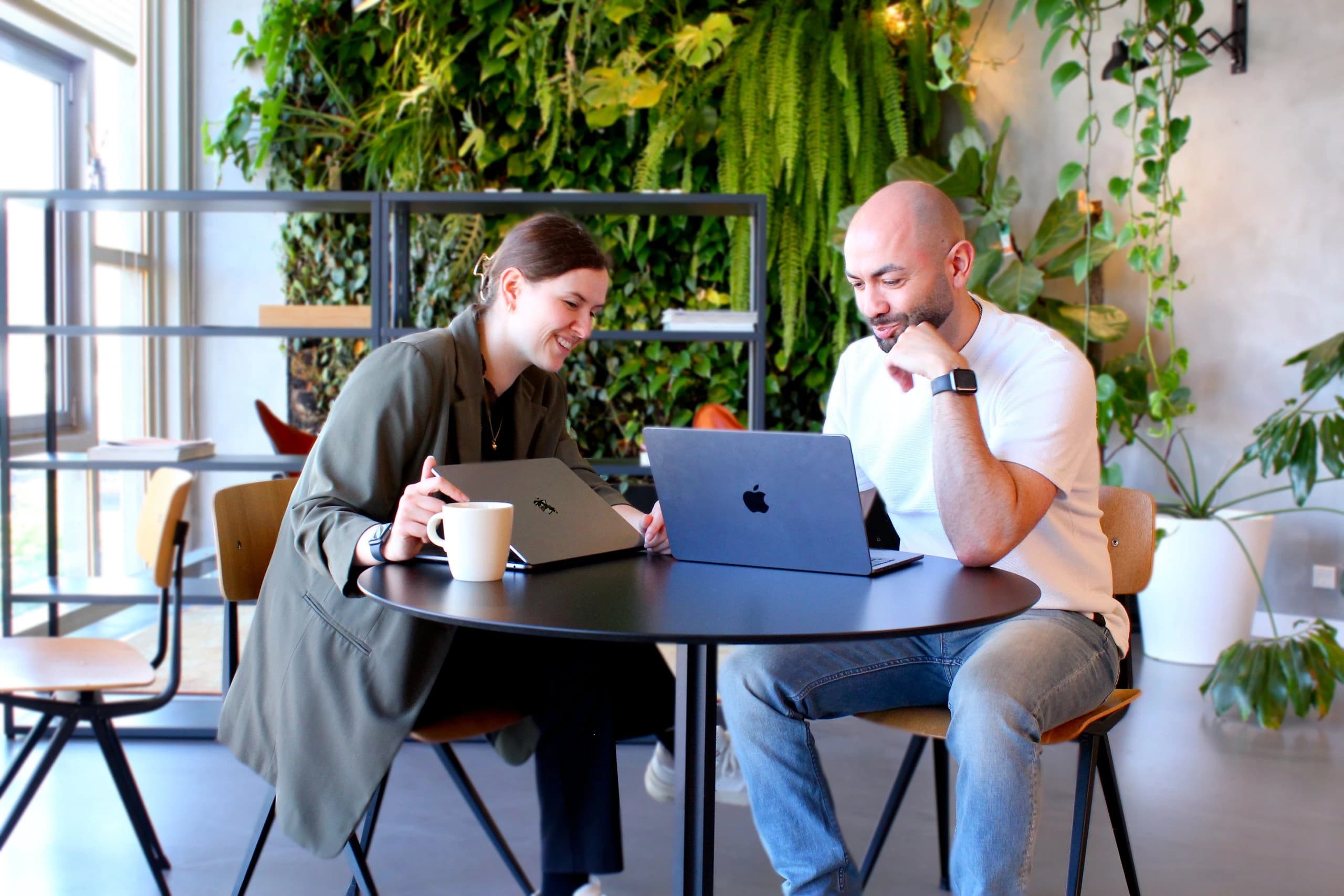 Twee Brightways specialisten bespreken samen marketplace resultaten.
